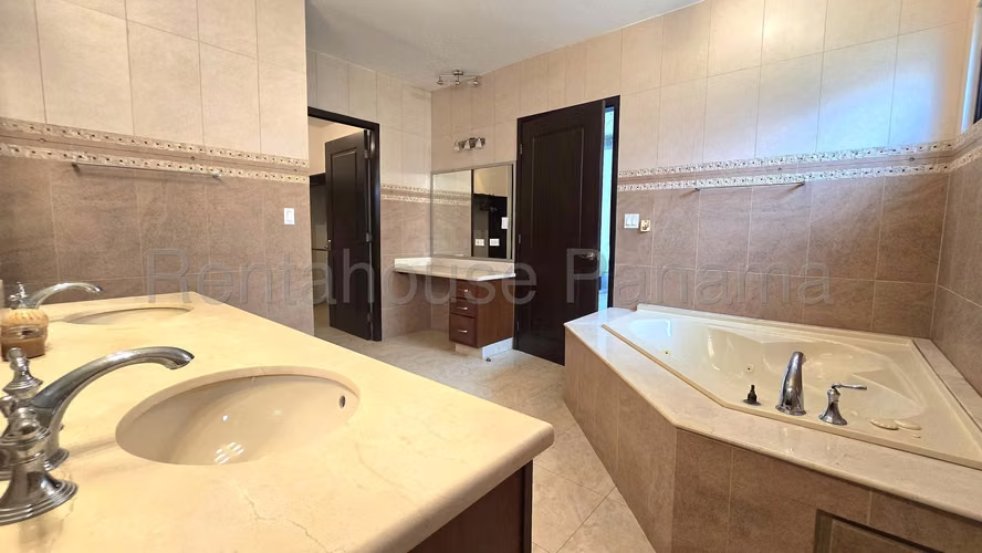Casa en Venta Con Piscina Privada en Costa del Este 26*8126Mfk
