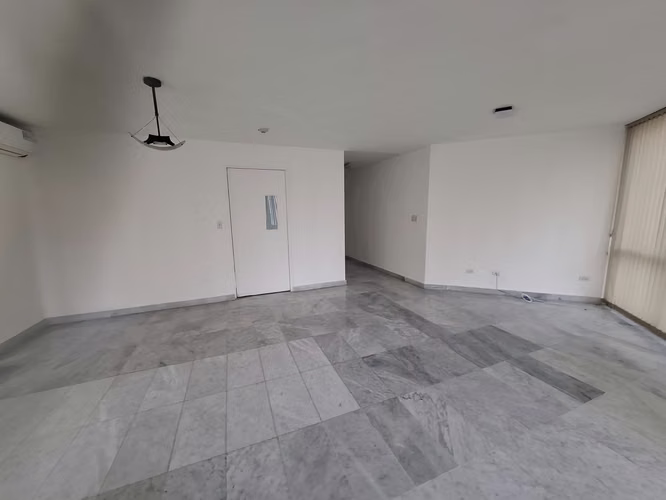 Vendo apartamento en Bella Vista, fácil acceso a Est. Iglesia del Carmen.