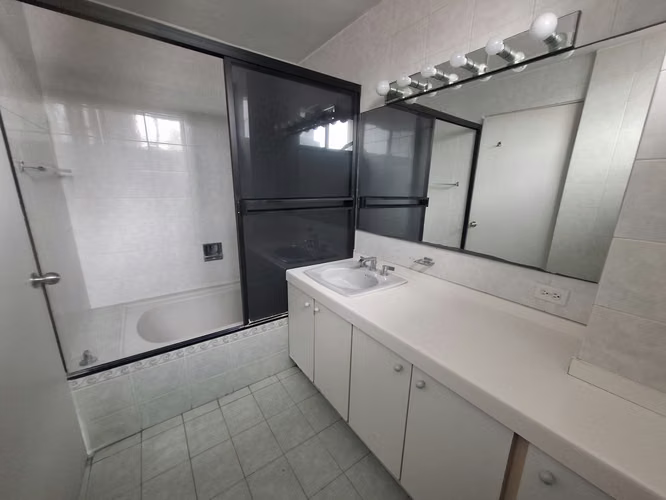 Vendo apartamento en Bella Vista, fácil acceso a Est. Iglesia del Carmen.