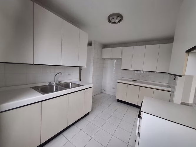 Vendo apartamento en Bella Vista, fácil acceso a Est. Iglesia del Carmen.