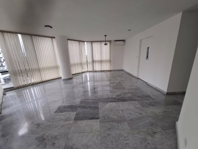 Vendo apartamento en Bella Vista, fácil acceso a Est. Iglesia del Carmen.