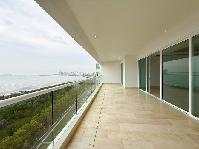 Apartamento Frente al Mar de 4 Recámaras en Venta en Marea Costa del Este