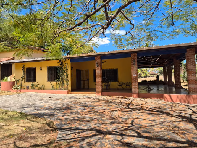 VENDO Playa Corona 100km, Casa una planta 4R3B y árboles hermosos. - Imagen 4