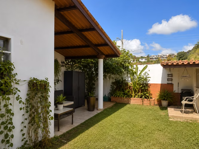 Casa en Esquina en Brisas del Golf | 4 Recámaras | Terraza y Patio | $240,000