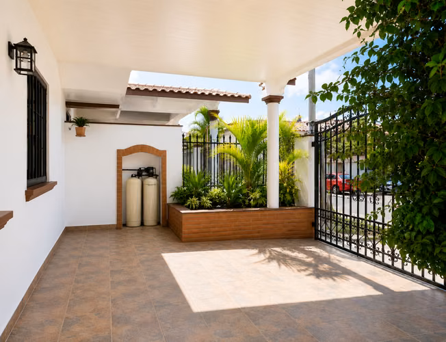 Casa en Esquina en Brisas del Golf | 4 Recámaras | Terraza y Patio | $240,000