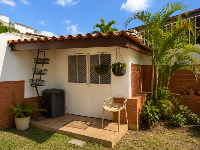 Casa en Esquina en Brisas del Golf | 4 Recámaras | Terraza y Patio | $240,000