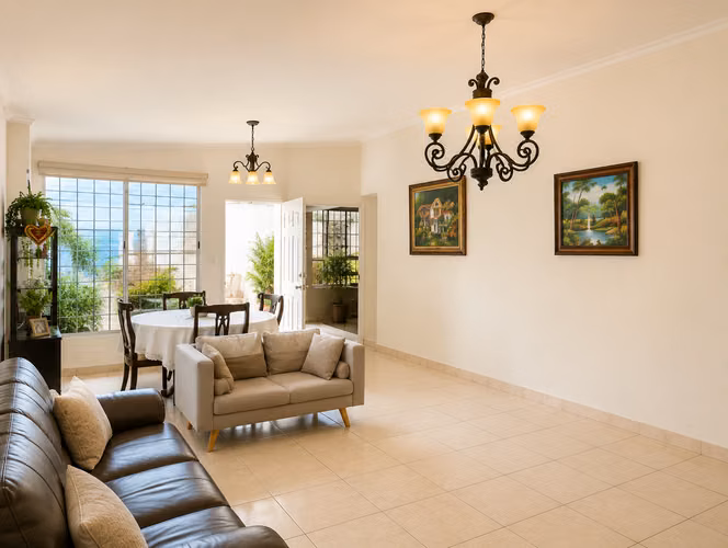 Casa en Esquina en Brisas del Golf | 4 Recámaras | Terraza y Patio | $240,000