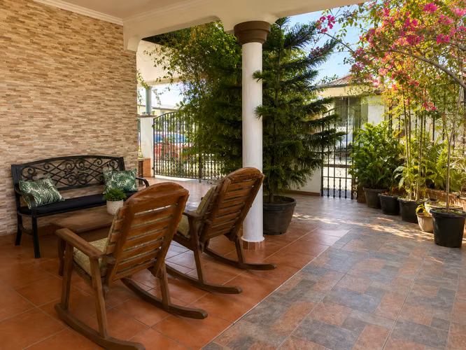 Casa en Esquina en Brisas del Golf | 4 Recámaras | Terraza y Patio | $240,000
