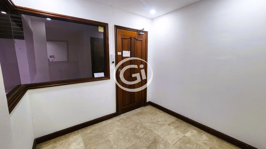 Alquiler Amplio Local - Oficina Marbella Cerca de Calle Uruguay