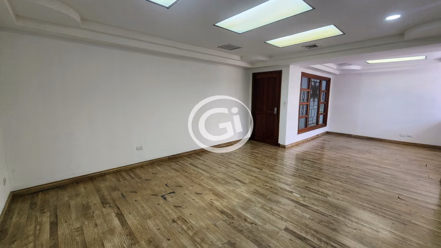 Alquiler Amplio Local - Oficina Marbella Cerca de Calle Uruguay