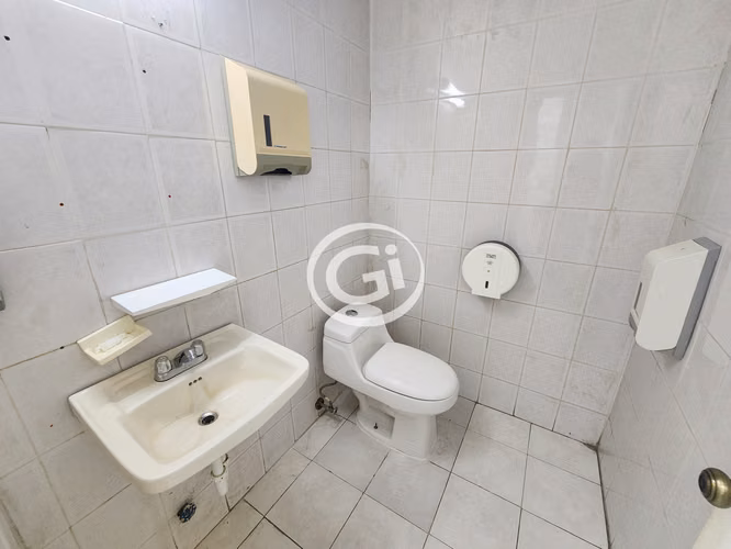 Alquiler Amplio Local - Oficina Marbella Cerca de Calle Uruguay