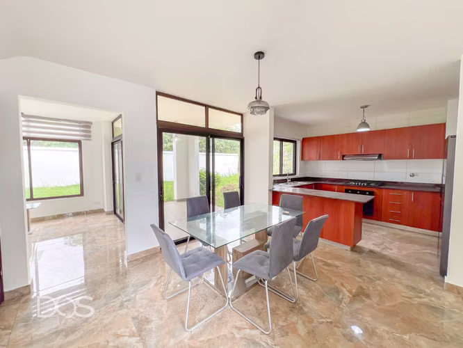 VENTA DE CASA ESQUINERA CON PATIO EN COSTA VERDE, P.H PUERTO MADERO