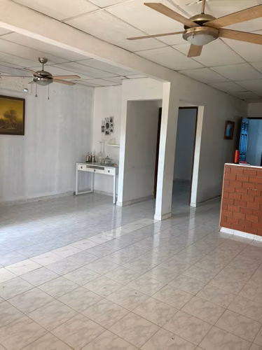 SE VENDE AMPLIA Y CENTRICA CASA EN LA ESTANCIA ARRAIJAN (CAMRO)
