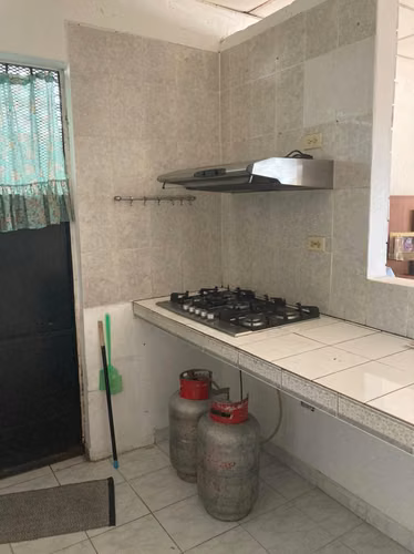 SE VENDE AMPLIA Y CENTRICA CASA EN LA ESTANCIA ARRAIJAN (CAMRO)