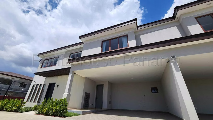 House for Sale in Santa Maria MPM 25-7258