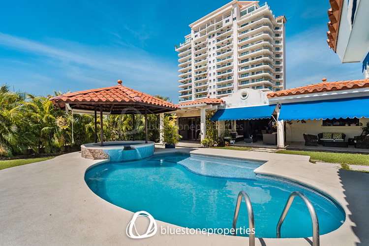 Sea view - House of 408mts2 with pool - 580,000