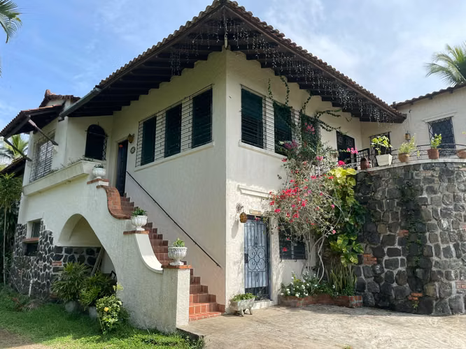 VENTA DE CASA EN LAS CUMBRES , CON  GRAN TERRENO