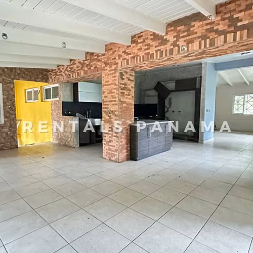 Venta Casa de 2 Niveles con Amplio Terreno en Ancón Altos de Balboa - Imagen 4