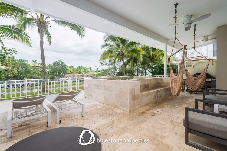 Buenaventura – Frente al Rio con Piscina – 299mts2 – 950,000