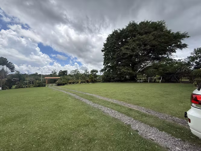 Se Finca con Cabaña en Boqueron