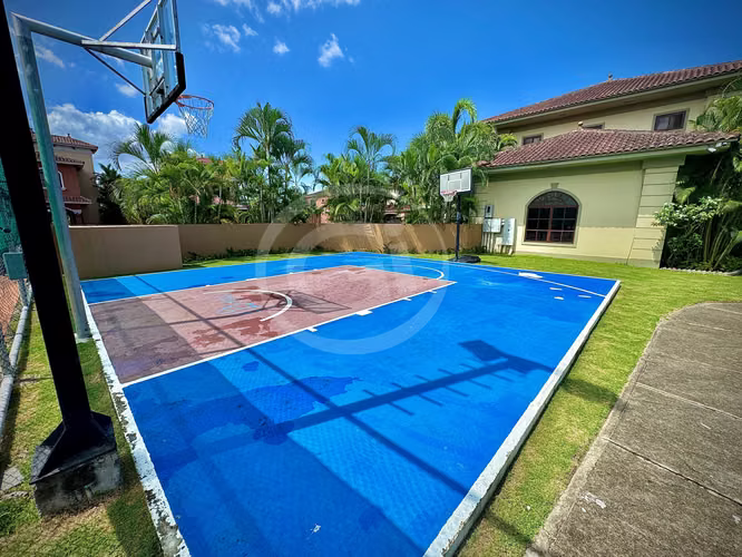 Venta Casa esquina El Doral – Remate Bancario