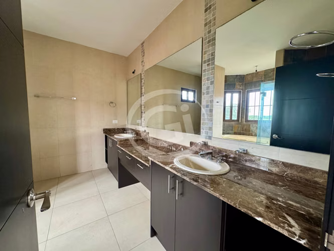 Venta Casa esquina El Doral – Remate Bancario