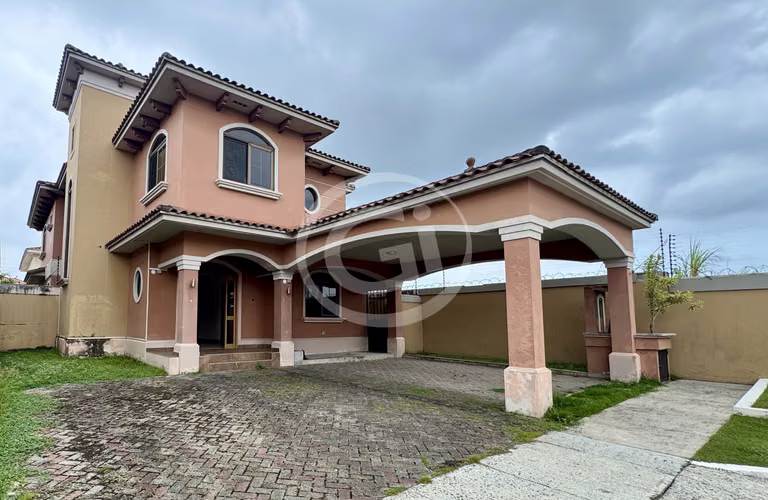 Venta Casa esquina El Doral – Remate Bancario