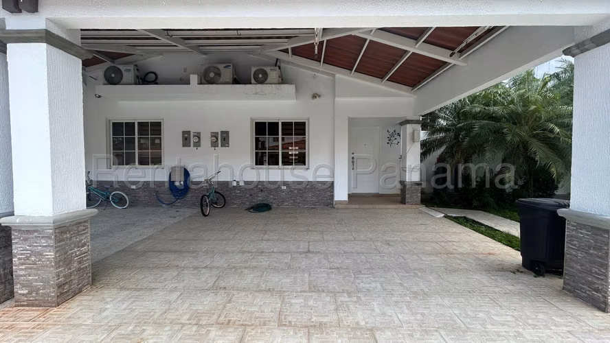 Se Vende Casa en Versalles LA26-8437