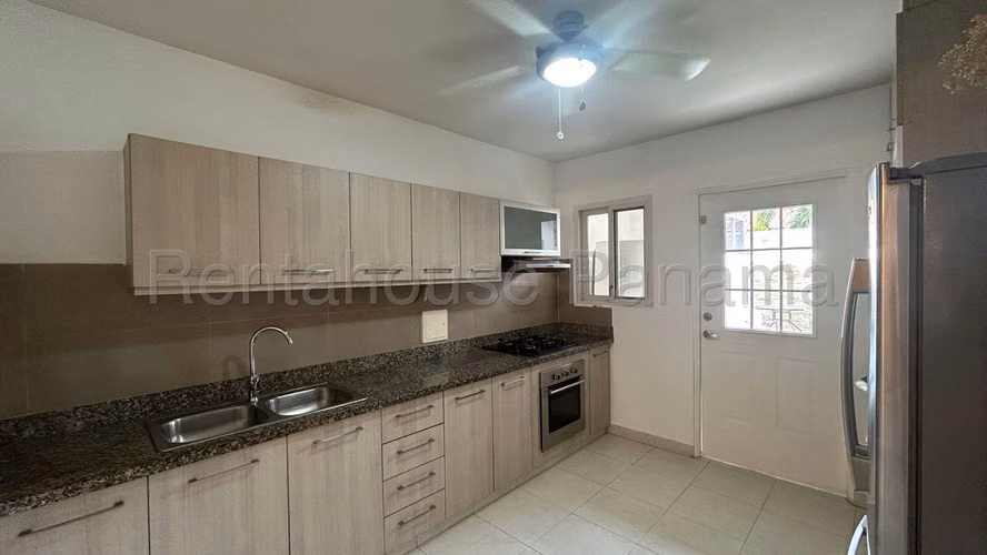 Se Vende Casa en Versalles LA26-8437