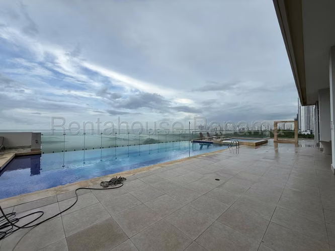 Vendo Apartamento de 443 m² en PH Ten Tower, Costa del Este 26-7939GG