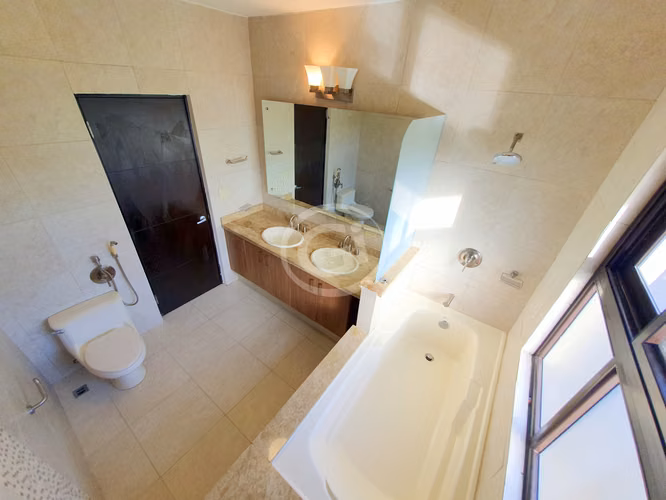 Alquiler Casa Embassy Club TownHome con Patio Frente a Área Social