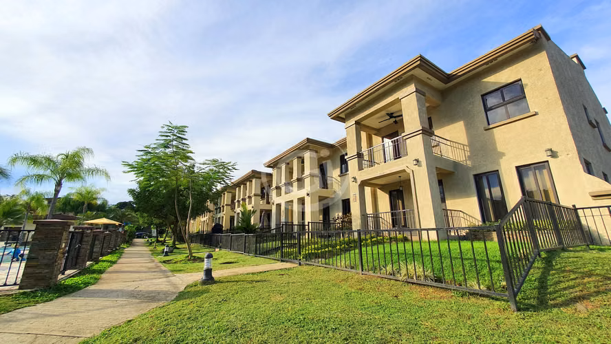 Alquiler Casa Embassy Club TownHome con Patio Frente a Área Social