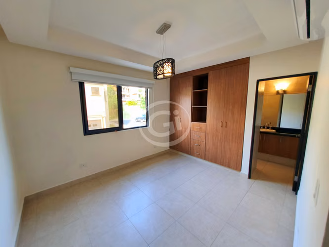 Alquiler Casa Embassy Club TownHome con Patio Frente a Área Social