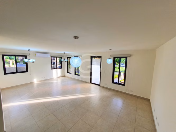Alquiler Casa Embassy Club TownHome con Patio Frente a Área Social