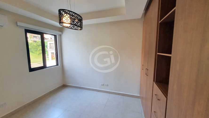 Alquiler Casa Embassy Club TownHome con Patio Frente a Área Social