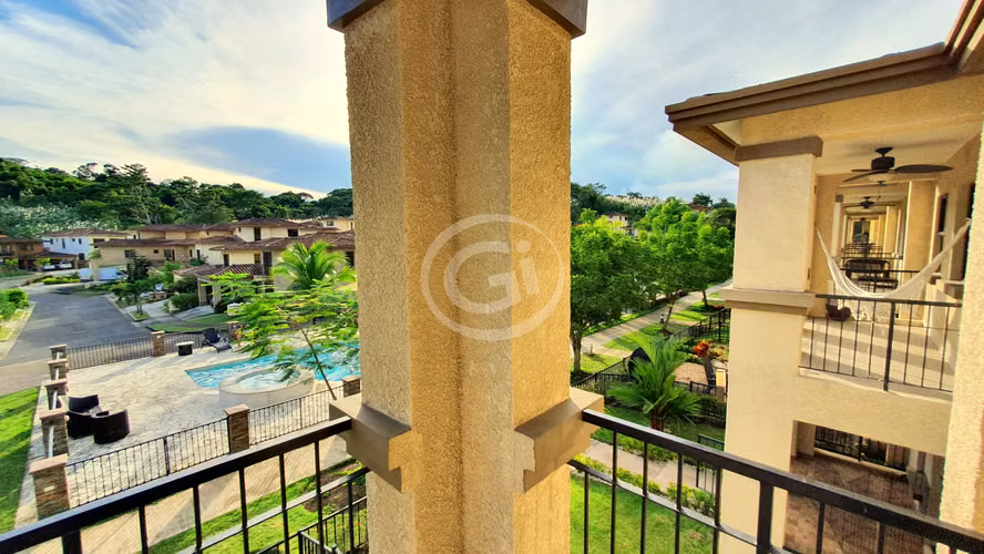 Alquiler Casa Embassy Club TownHome con Patio Frente a Área Social