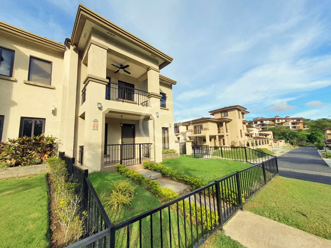 Alquiler Casa Embassy Club TownHome con Patio Frente a Área Social