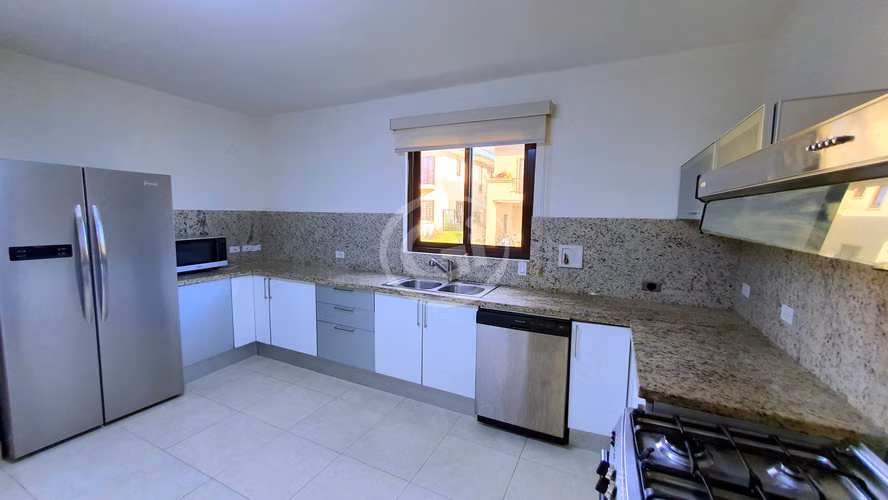 Alquiler Casa Embassy Club TownHome con Patio Frente a Área Social