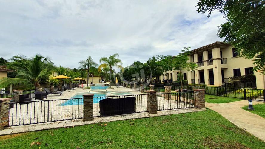 Alquiler Casa Embassy Club TownHome con Patio Frente a Área Social