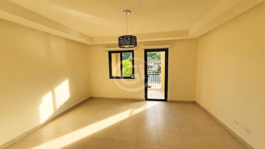 Alquiler Casa Embassy Club TownHome con Patio Frente a Área Social
