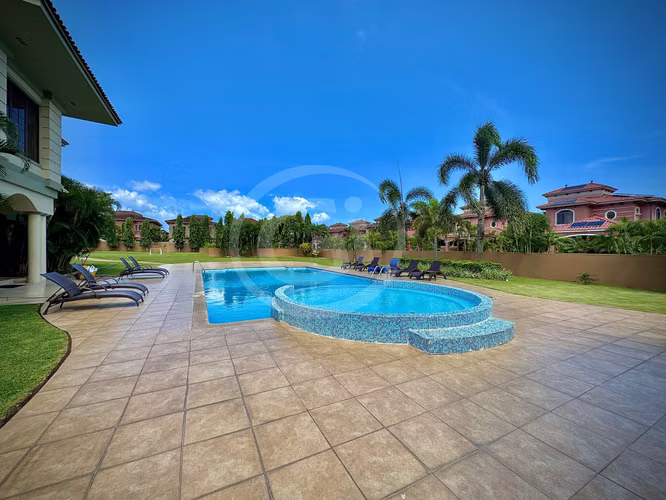 Venta Casa esquina El Doral – Remate Bancario