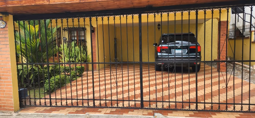 SE VENDE CASA UNIFAMILIAR DE 2 PISOS EN ALTOS DE EL DORADO