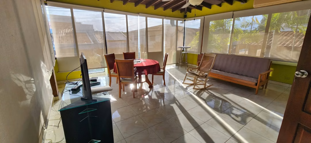 SE VENDE CASA UNIFAMILIAR DE 2 PISOS EN LA ALAMEDA