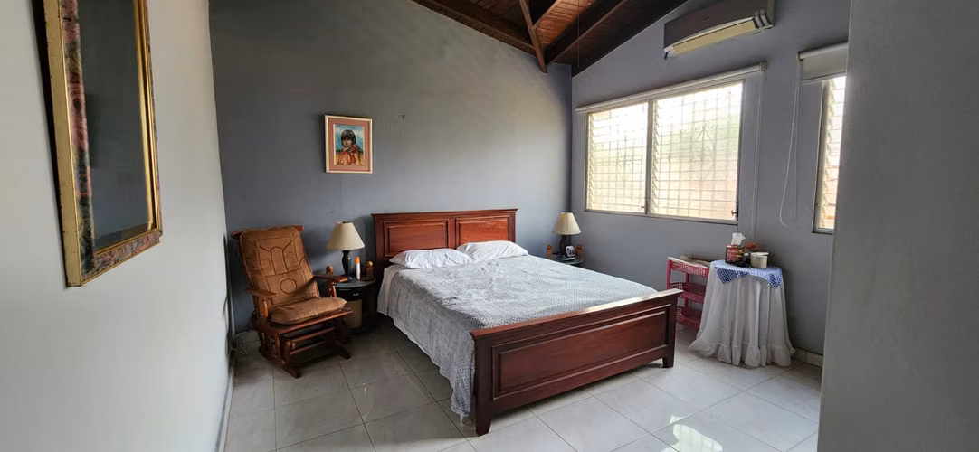 SE VENDE CASA UNIFAMILIAR DE 2 PISOS EN LA ALAMEDA