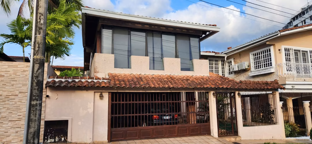 SE VENDE CASA UNIFAMILIAR DE 2 PISOS EN LA ALAMEDA