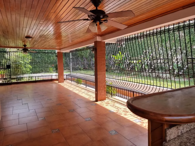 SE VENDE casa unifamiliar de 2 niveles en DOS MARES