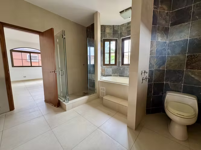 Venta Casa esquina El Doral – Remate Bancario - Imagen 12