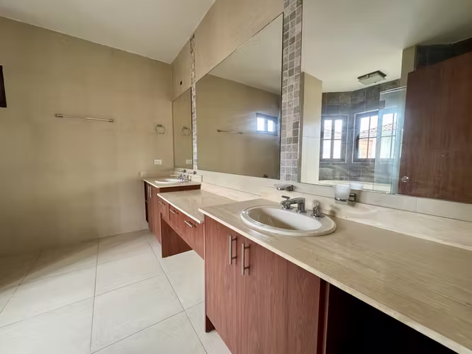 Venta Casa esquina El Doral – Remate Bancario - Imagen 11