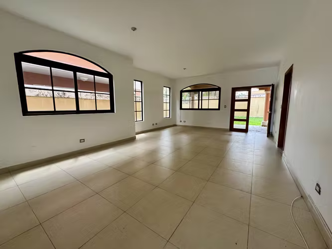 Venta Casa esquina El Doral – Remate Bancario - Imagen 3
