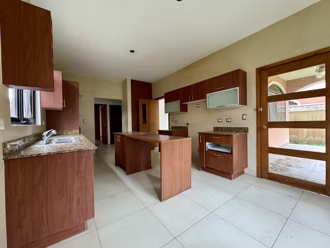 Venta Casa esquina El Doral – Remate Bancario - Imagen 5